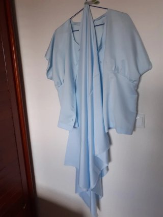 Blusa satinada celeste.