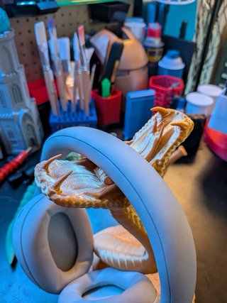 Soporte para auriculares serpiente morada