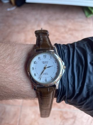 Reloj Orient Quartz blanco chapado en oro