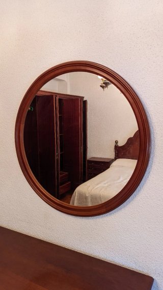 Espejo ovalado de madera