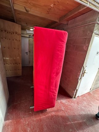 Sofá de tela rojo de tres plazas, funda extraible