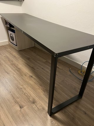 Mesa de escritorio negra y gris