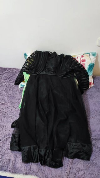 Vestido de fiesta negro y chaqueta   Bolso a juego