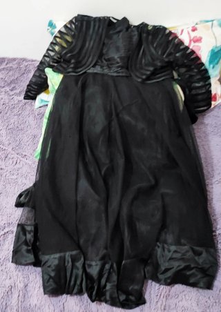 Vestido de fiesta negro y chaqueta   Bolso a juego
