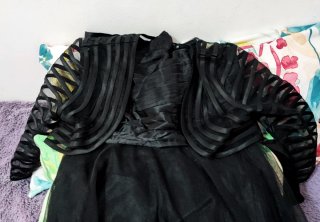 Vestido de fiesta negro y chaqueta   Bolso a juego