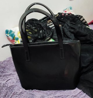 Vestido de fiesta negro y chaqueta   Bolso a juego