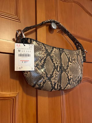 Bolso Zara estampado animal print con etiqueta