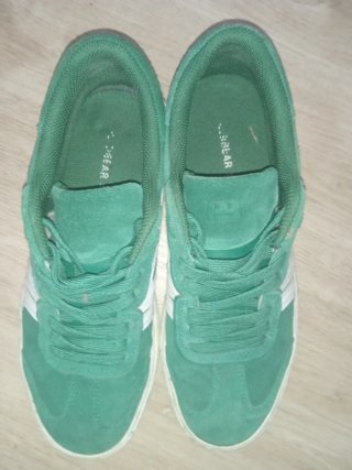 Zapatillas ante verde usadas pero cuidadas.