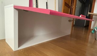 Mueble colgante blanco y rosa