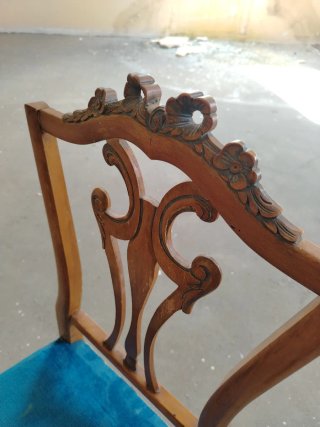 Silla clásica de madera tapizada