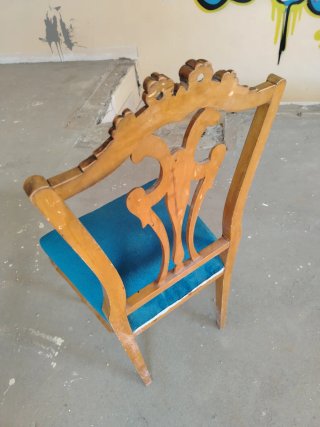 Silla clásica de madera tapizada