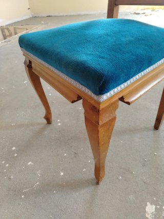 Silla clásica de madera tapizada