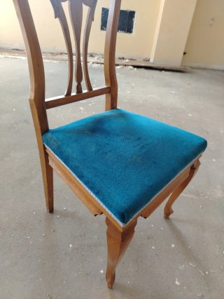 Silla clásica de madera tapizada