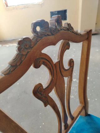Silla clásica de madera tapizada