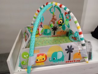 Parque infantil para bebé con gimnasio