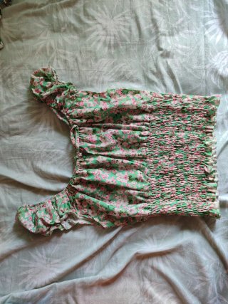 Top floral verde y rosa