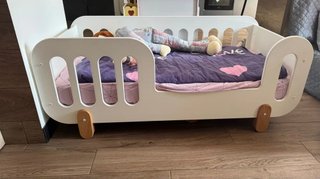 Cuna infantil blanca con peluche