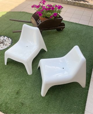Dos Sillas Blancas de Plástico para Piscina