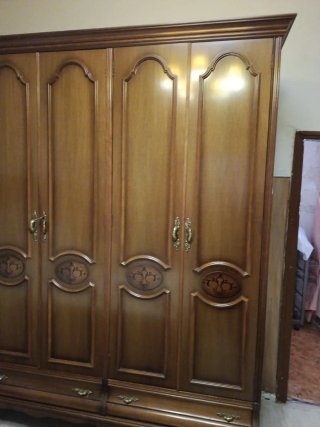 Armario de madera marrón