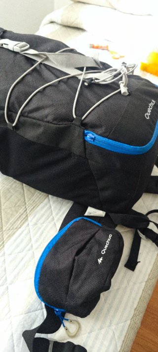 Mochila Trekking Quechua MH100 30L Negra y Azul