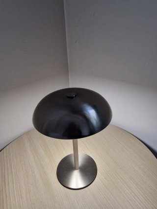 Lámpara de mesa recargable plateada