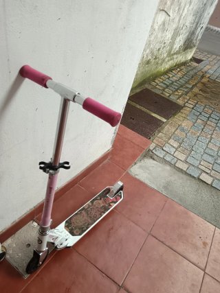 Patinete infantil rosa y blanco