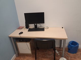 Mesa de oficina beige y gris