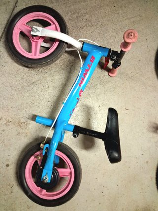 Bici sin pedales B'TWIN azul y rosa.