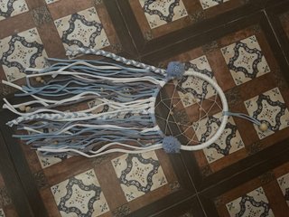 Atrapasueños artesanal con plumas y cuentas