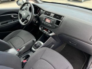 KIA Rio / Gasolina / Manual / Año 2015