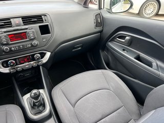 KIA Rio / Gasolina / Manual / Año 2015