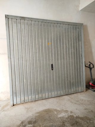 Puerta basculante de muelles