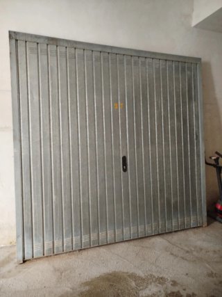 Puerta basculante de muelles