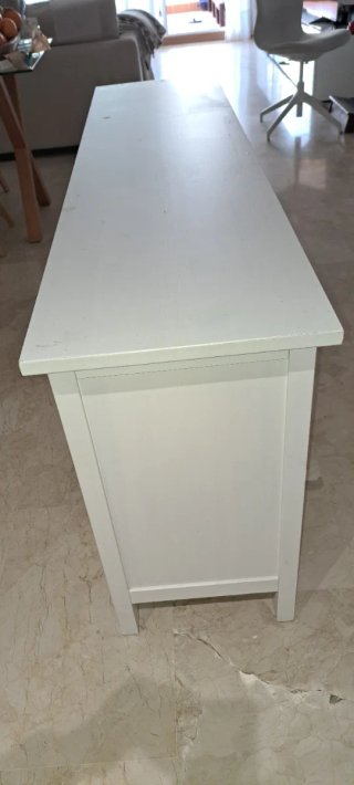 Aparador blanco con 4 cestas