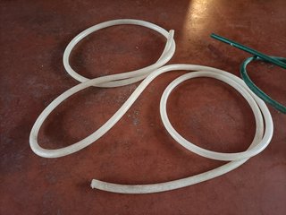 Tubo in plastica trasparente e tubo verde