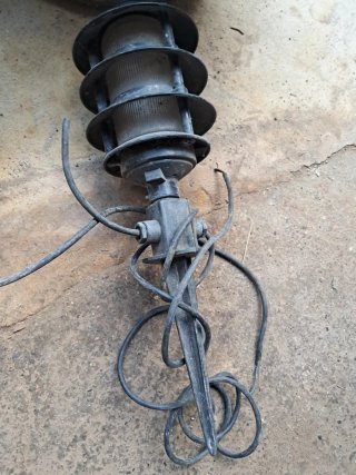 Tre lampade da giardino nere