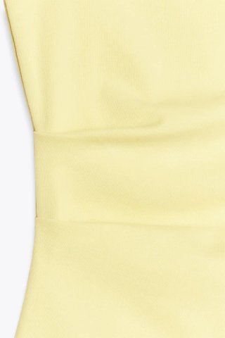 Camiseta asimétrica amarilla.