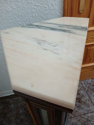 Mueble esquinero de madera con detalles dorados