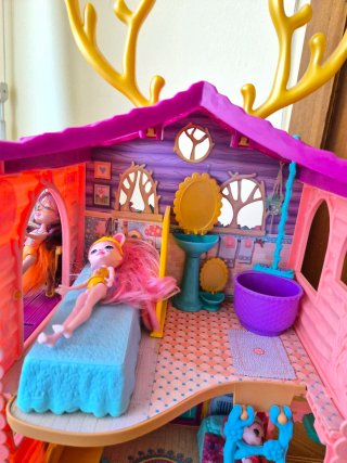 Casa Encantimals con 4 muñecos