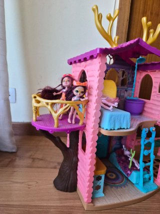 Casa Encantimals con 4 muñecos