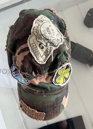 Gorra de camuflaje con parches
