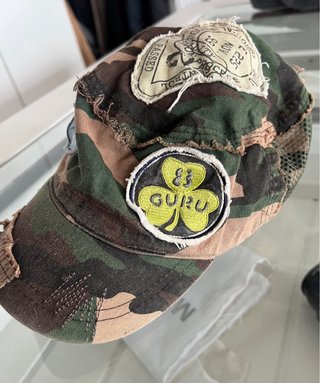 Gorra de camuflaje con parches