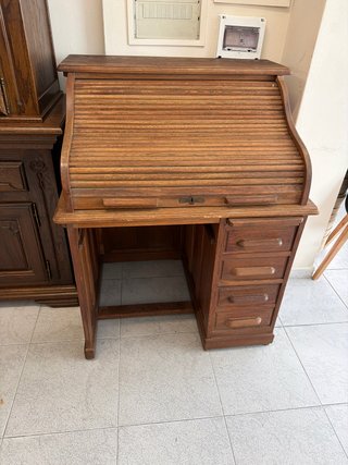 Escritorio de roble con persiana