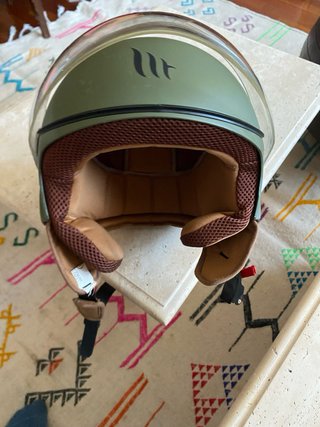 Casco de moto verde con visera marca MT-HELMETS