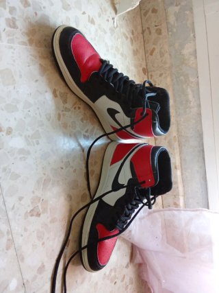 Zapatillas Jordan Talla 42 Negras y Rojas