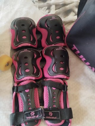Patines rosas, protecciones y bolsa