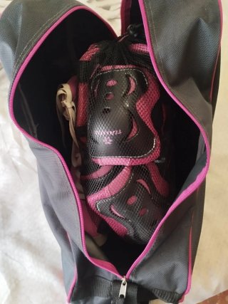 Patines rosas, protecciones y bolsa