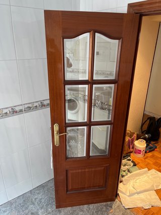 Puerta madera maciza con cristalera