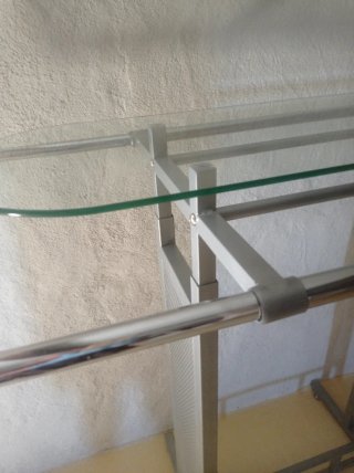 Perchero Metálico con Estante de Cristal