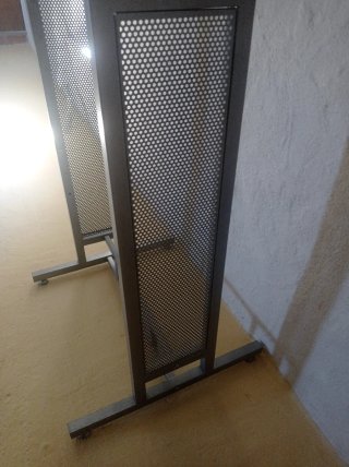 Perchero Metálico con Estante de Cristal